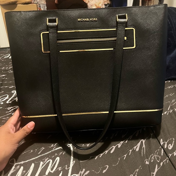 Michael Kors Frame Out Item Large Tote Bag - Picture 3 of 16